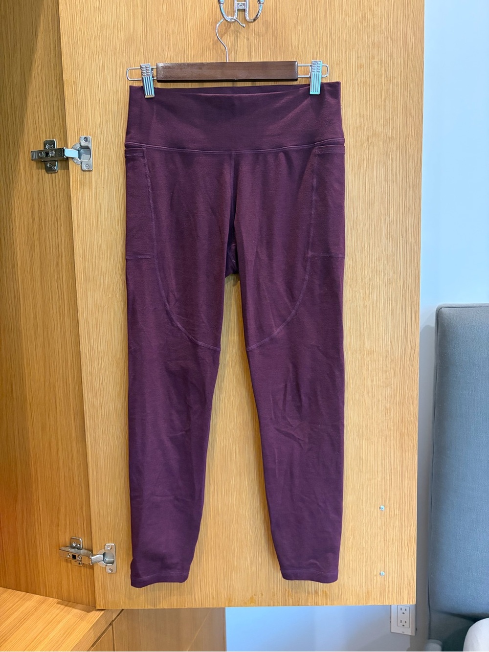 Vuori Women’s Stride mid rise burgundy Leggings  with side pockets